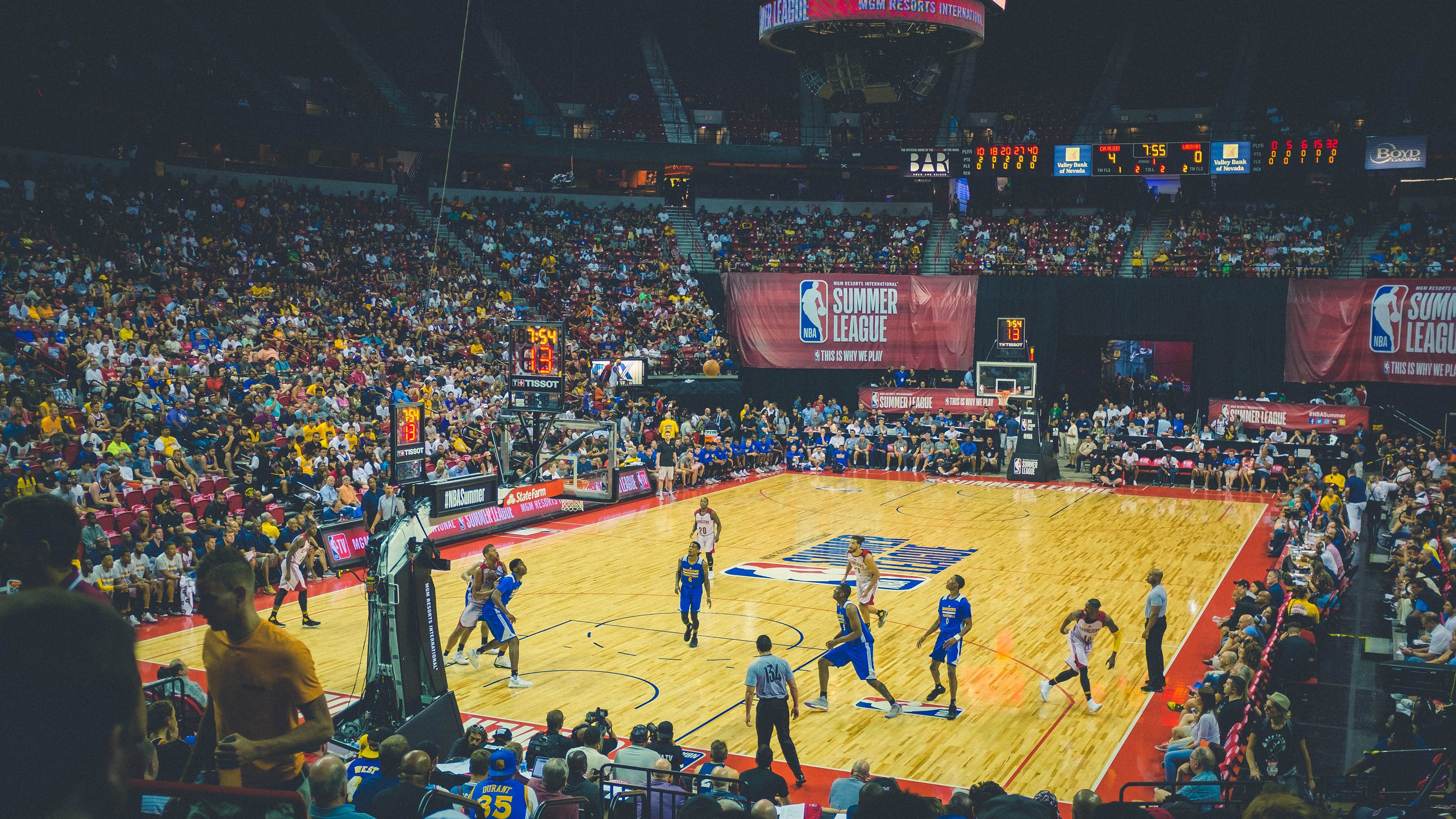 拉文大场面先生，老鹰鏖战北京队，见证篮球艺术的唯一性