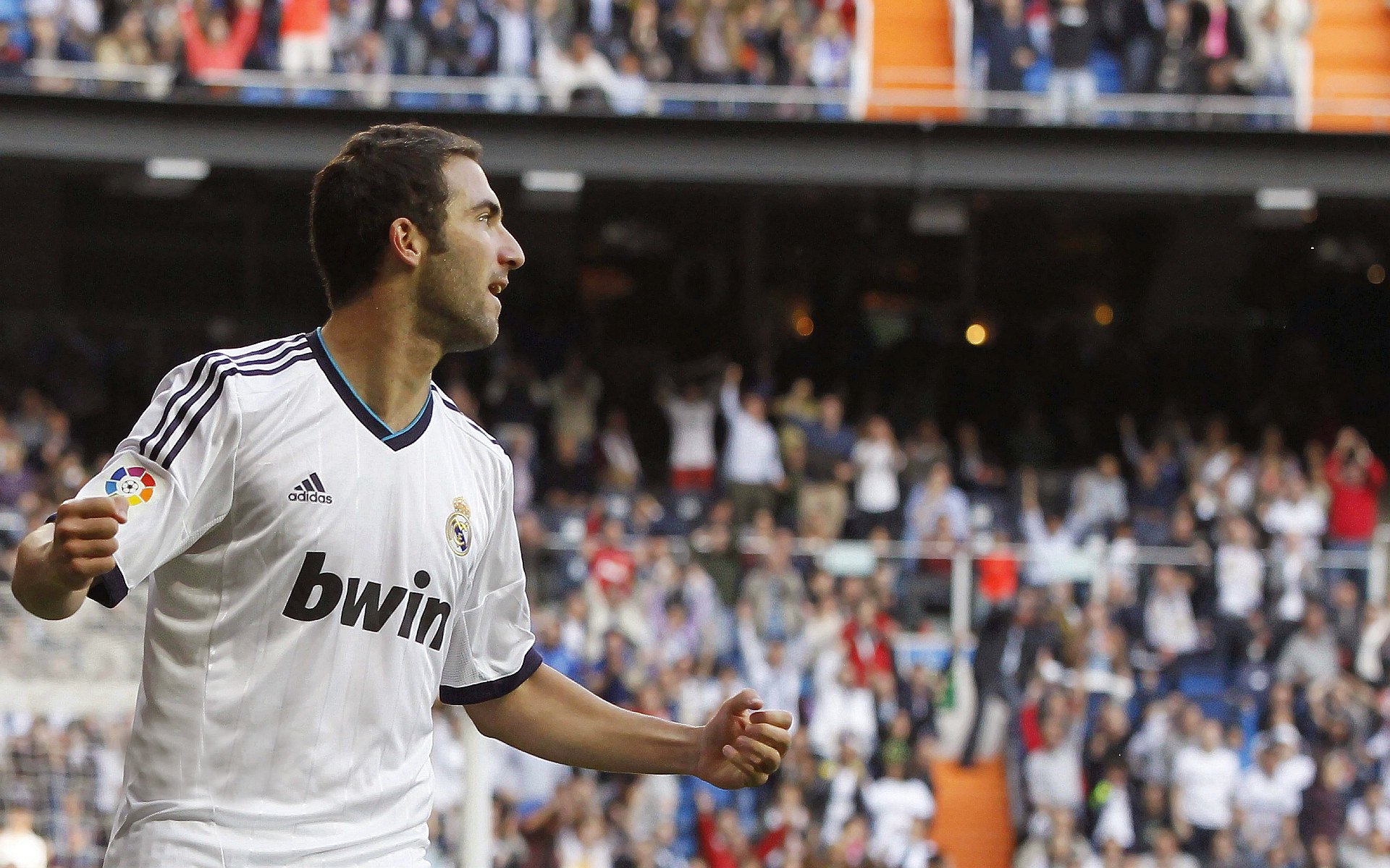 赛道上的心跳，红牛险胜梅赛德斯，拉塞尔惊艳四座的背后